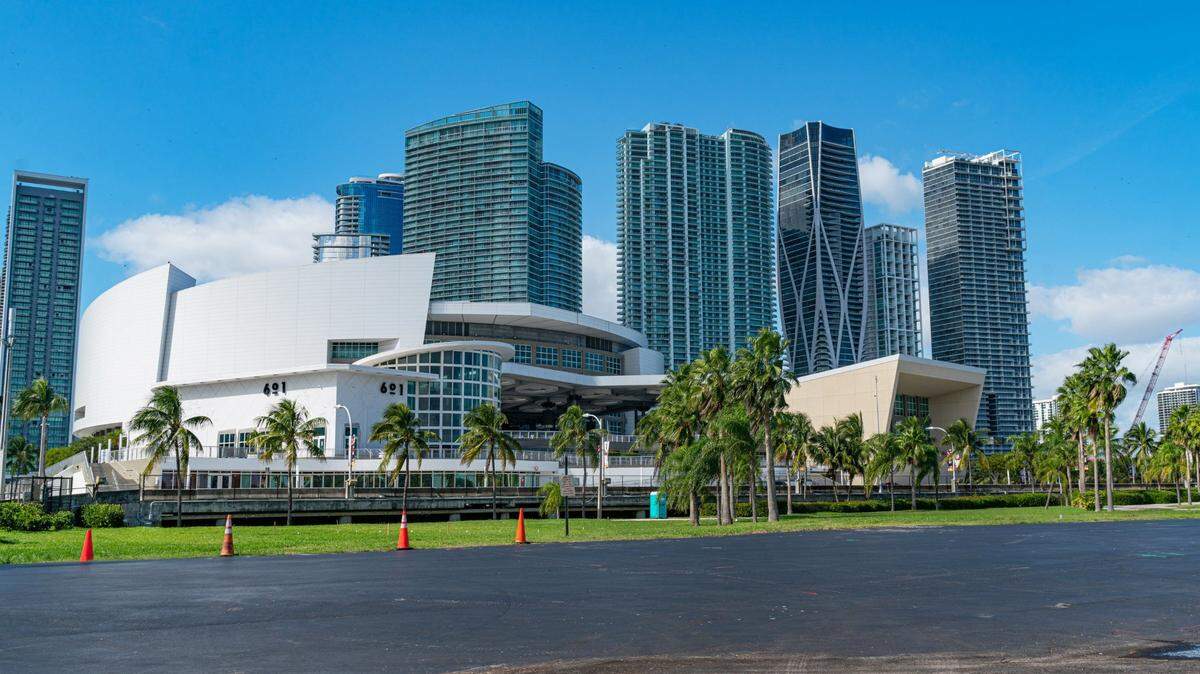 Los Miami Heat usan la Parcela B, propiedad del condado, situada detrás de la arena del downtown, como estacionamiento en las noches de partido.