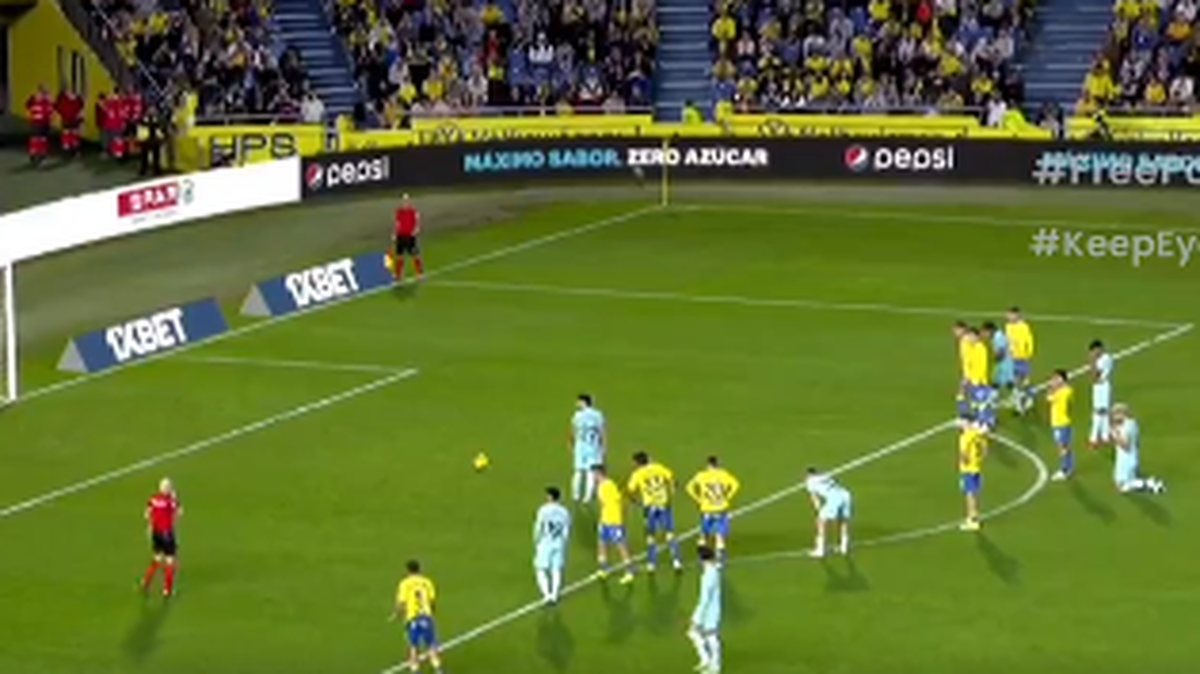 Ilkay Gündogan convirtió un penal en el inicio del tiempo de compensación y el Barcelona consumó el jueves una remontada para imponerse 2-1 a Las Palmas y no perder la estela de los líderes en la Liga española.