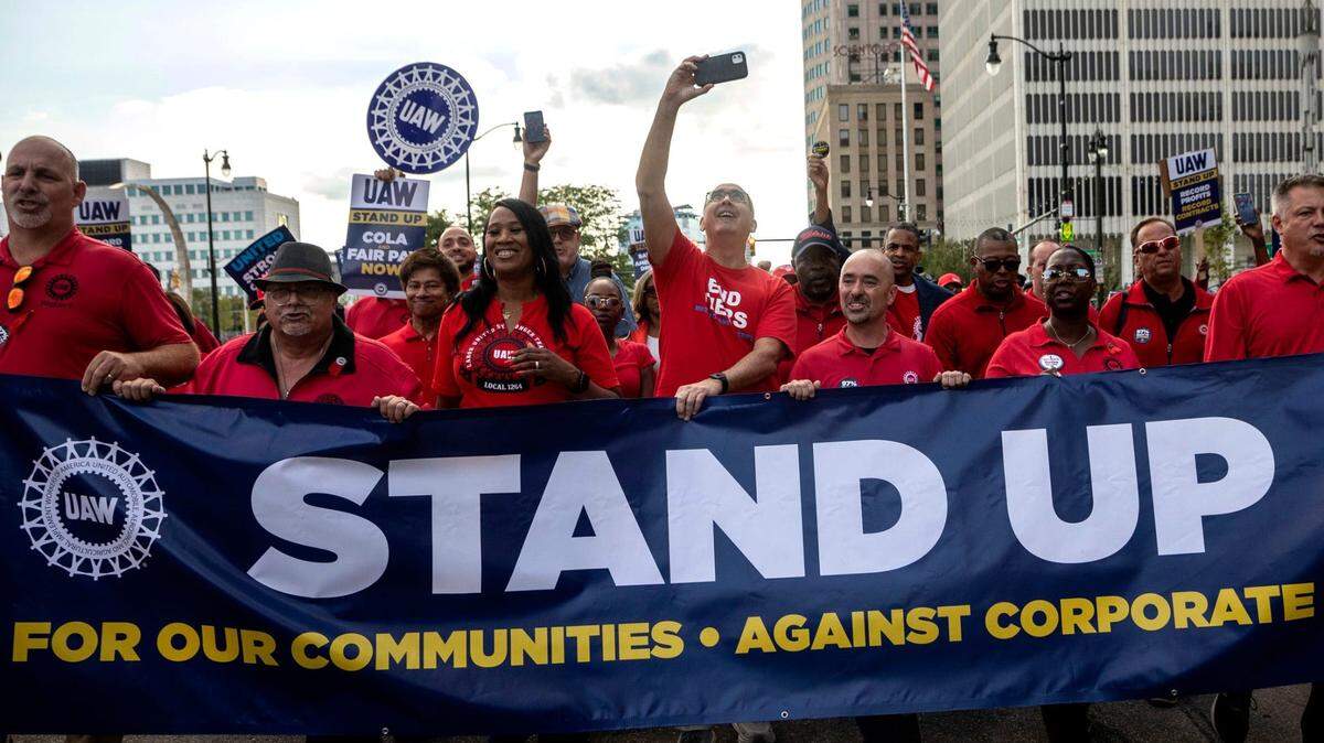 Miembros del sindicato United Auto Workers participan en un acto el 18 de septiembre de 2023 en Detroit. La UAW busca aumentos de salarios, una semana laboral más breve y otras prestaciones.