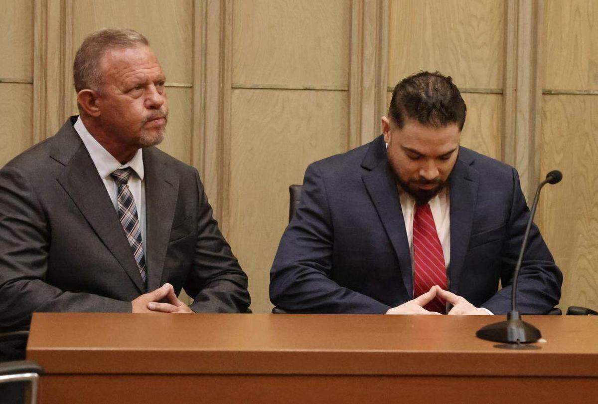 El ex agente de policía de Miami-Dade, Daniel Ramos Avilés (derecha), sentado junto a su abogado, Scott Kotler, durante su juicio en Miami, Florida, el jueves 4 de septiembre de 2025. Ramos Avilés fue declarado culpable de abusar sexualmente de tres niñas durante un período de 10 años en un caso presidido por la jueza Marisa Tinkler Méndez en la Sala 4-6.