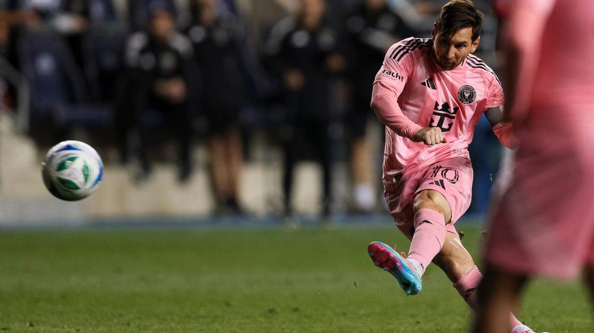 El delantero del Inter Miami Lionel Messi marca un gol de tiro libre contra el Philadelphia Union, en el partido de la MLS celebrado el 24 de mayo de 2025, en Chester, Pensilvania.