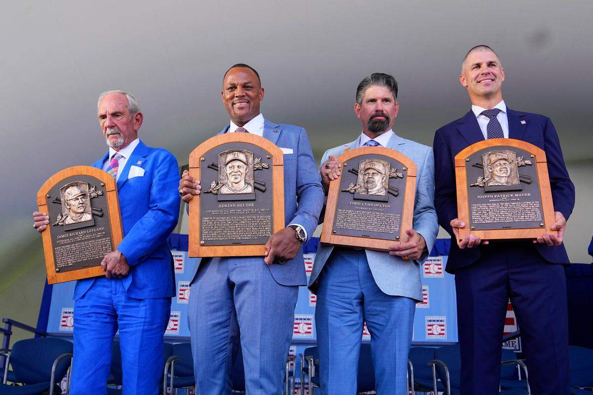Jim Leyland, Adrián Beltré, Todd Helton y Joe Mauer (de izq. a der.) posan con la placa que los acredita como miembros del Salón de la Fama de Grandes Ligas, en la ceremonia efectuada el 21 de julio de 2024 en Cooperstown, Nueva York.