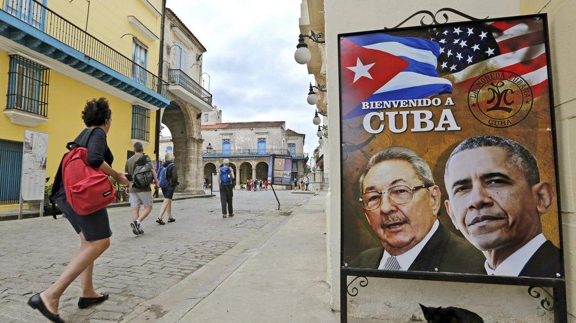 Un cartel en La Habana anuncia el encuentro del presidente Barack Obama con Raúl Castro en el Palacio de la Revolución, el 21 de marzo del 2016.