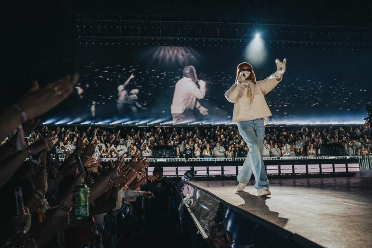 El espectáculo de más de dos horas transportó a la audiencia directamente al Puerto Rico de Bad Bunny. Los visuales en las pantallas LED reflejaban la emoción y energía de cada tema.