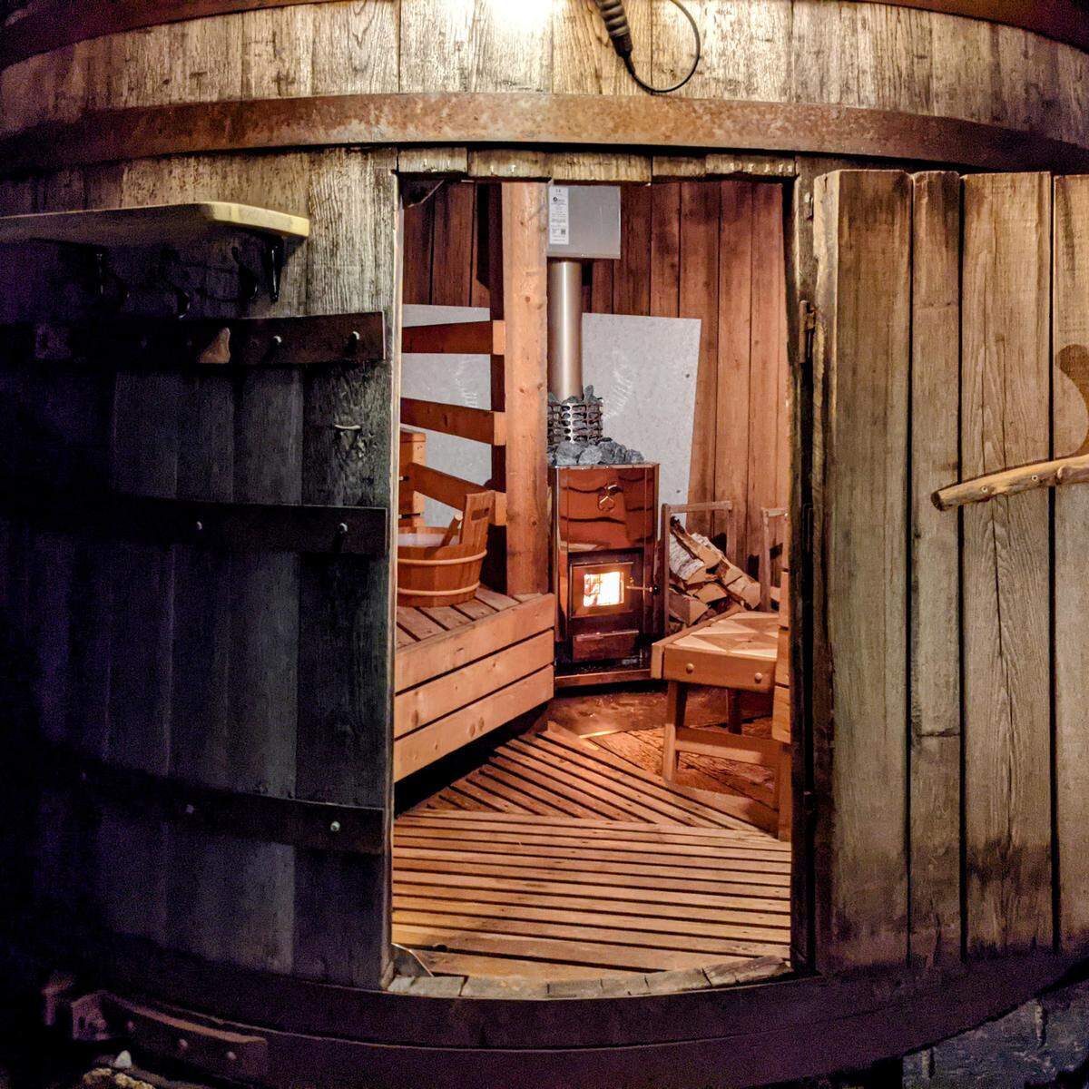 Sauna en un gigantesco barril de whisky (Viskisauna sisältä) - Koskenkorvan Trahteeri.