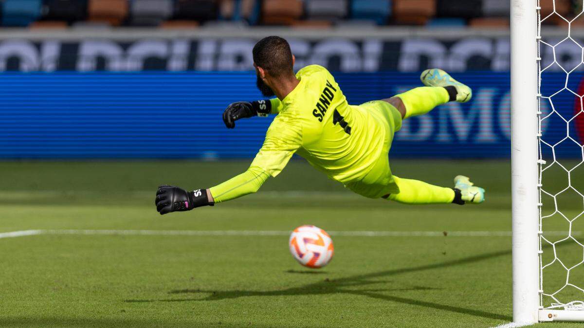 El portero de la selección cubana Sandy Sánchez no puede detener un penalti cobrado por el canadiense Junior Hoilett en el partido de la Copa Oro, celebrado el 4 de julio de 2023 en Houston.