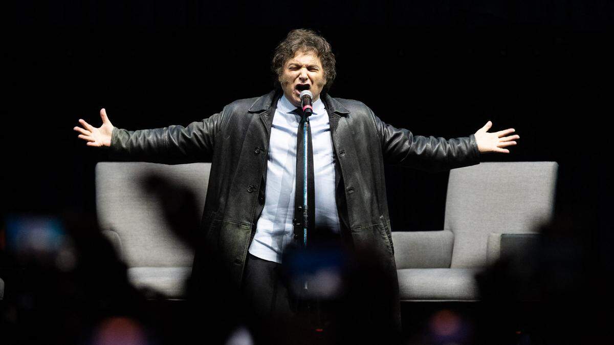El presidente argentino, Javier Milei, durante la presentación de su libro ‘Capitalismo, socialismo y la trampa neoclásica’, en el Estadio Luna Park, el 22 de mayo de 2024, en Buenos Aires (Argentina).
