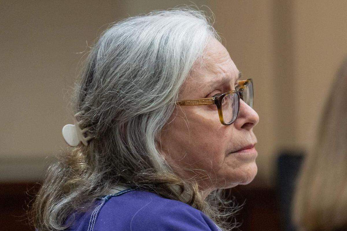 Donna Adelson escucha las declaraciones hechas a su favor por amigos de la familia durante su sentencia por su papel en el asesinato de Dan Markel, el lunes 13 de octubre de 2025. Alicia Devine/Tallahassee Democrat Alicia Devine/Tallahassee Democrat / USA TODAY NETWORK vía Imagn Images