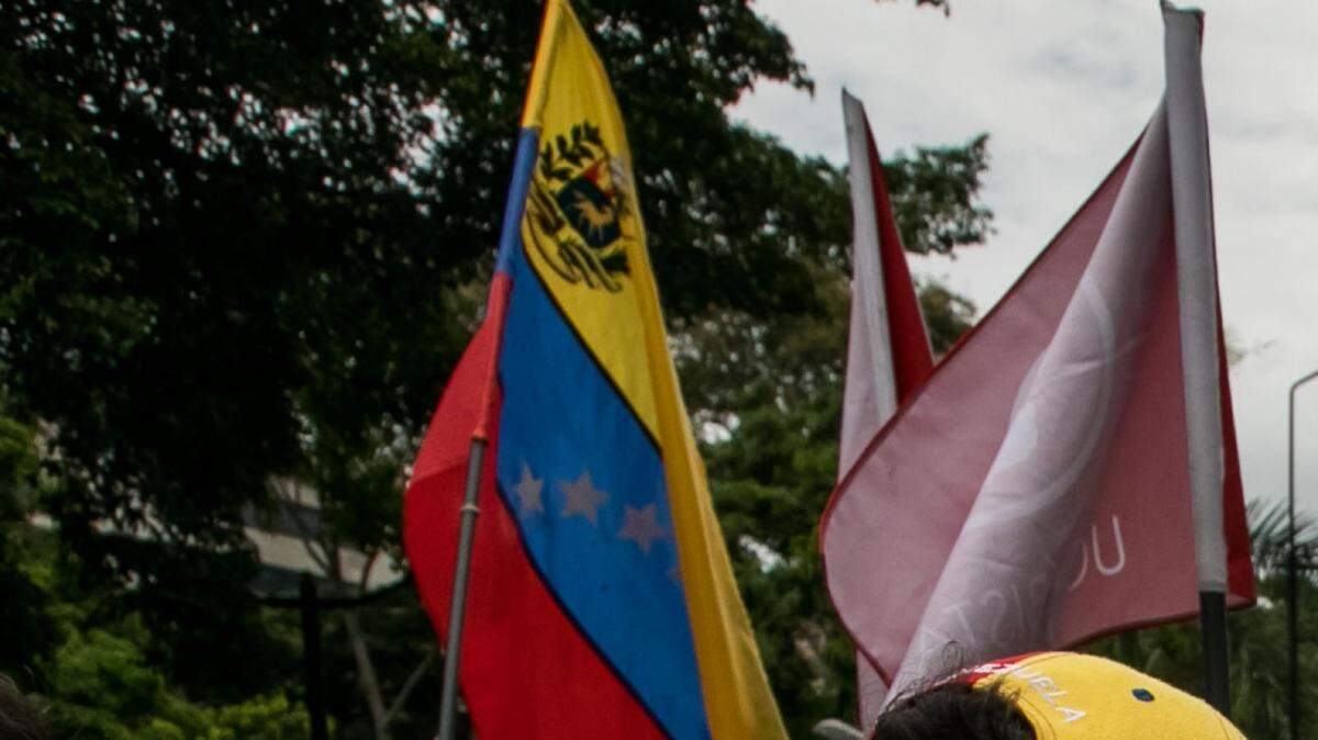 Una multitud participa en una manifestación hoy, viernes 02 de junio de 2017, en Caracas (Venezuela). Cientos de opositores venezolanos marchan hoy en la capital hacia la sede del canal estatal VTV para pedir a este medio "que diga la verdad" frente a la crisis social y política que vive el país en medio de una ola de protestas que ha dejado 62 muertos y un millar de heridos. 