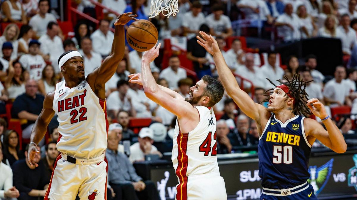 El alero del Miami Heat Jimmy Butler (22) y el alero Kevin Love (42) persiguen un rebote del alero de los Denver Nuggets Aaron Gordon (50) en la primera mitad del Juego 4 de las Finales de la NBA en el Kaseya Center en el centro de Miami, Florida, el viernes , 9 de junio de 2023.