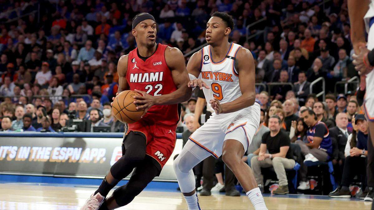 El jugador del Heat de Miami Jimmy Butler (izq.) trata de pasar la marca de RJ Barrett, de los Knicks, en el primer juego del playoffs de segunda ronda de la NBA, celebrado el 30 de abril de 2023 en el Madison Square Garden de Nueva York.