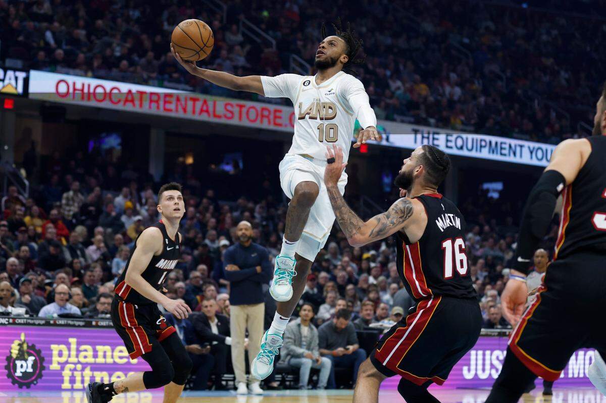 El jugador de los Cavaliers Darius Garland (10) entra al aro ante la defensa de Caleb Martin (16) y Tyler Herro, del Heat de Miami, en el partido celebrado el 31 de enero de 2023 en Cleveland.