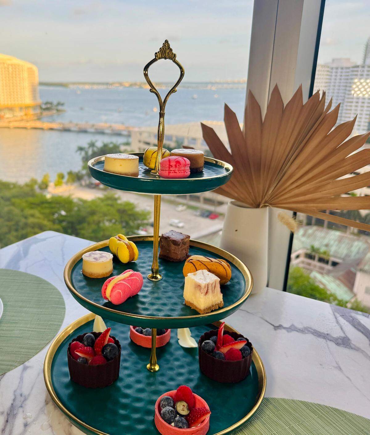 La torre de postres en el restaurante Tulum en Brickell