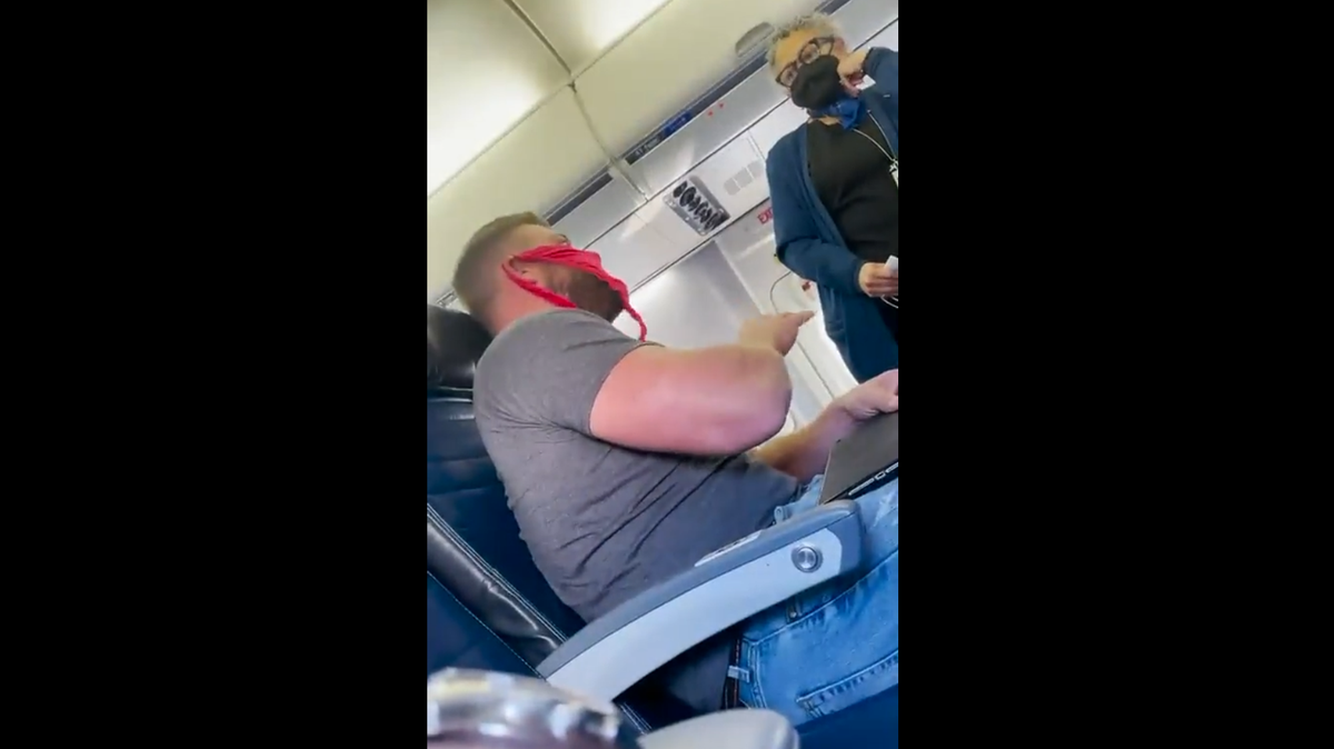 Un hombre, usando una tanga roja de lencería como mascarilla, fue obligado a abandonar el avión en el que iba a viajar desde el aeropuerto internacional Ft. Lauderdale-Hollywood, en el sur de Florida, a Washington.