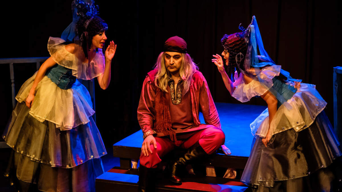 Cindy Pérez, David Ponce y Tamara Melían en una escena de 'Aleluya erótica de Don Perlimplín'.