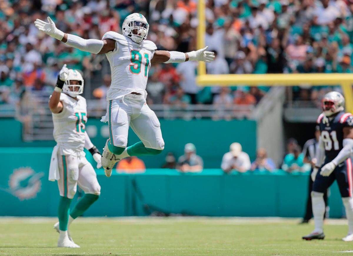 El defensive end de los Dolphins Emmanuel Ogbah (91) reacciona tras derribar al quarterback de los Patriots Mac Jones, en el primer cuarto del partido celebrado el 11 de septiembre de 2022 en el Hard Rock Stadium en Miami Gardens, Florida.