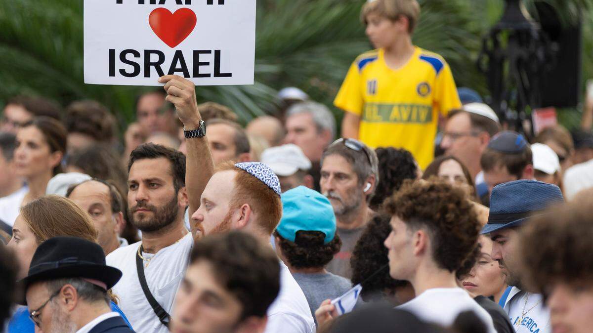 Personas asisten a una manifestación en solidaridad con Israel en el Memorial del Holocausto el martes 10 de octubre de 2023 en Miami Beach, Florida.