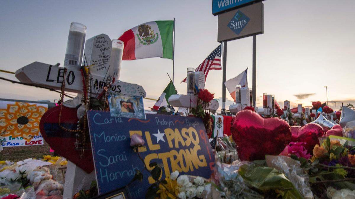 Foto de archivo. Varias personas rezan junto a un homenaje por las víctimas del tiroteo en El Paso, Texas, que dejó 22 muertos.