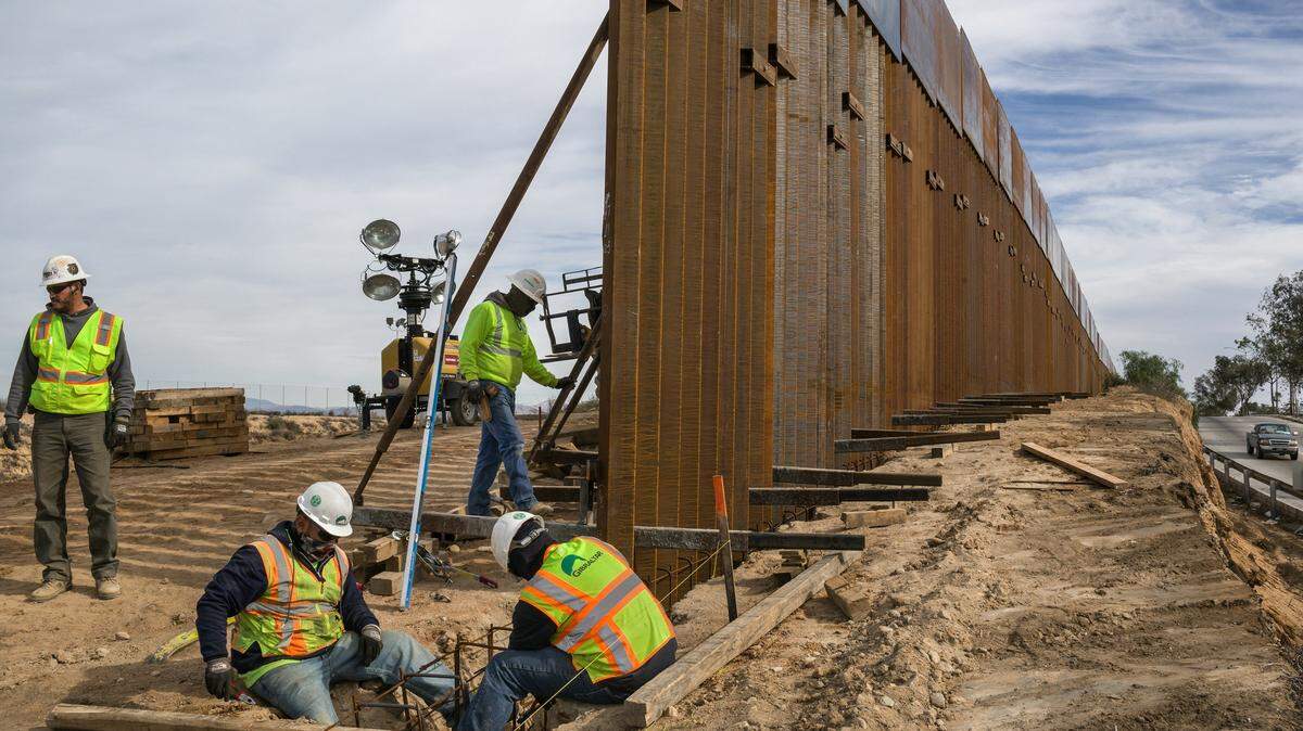 Contratistas amplían el segmento del muro fronterizo en San Diego, California, el 4 de diciembre del 2018.
