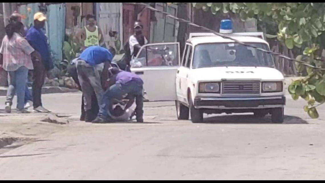 Policías cubanos detienen a José Daniel Ferrer.