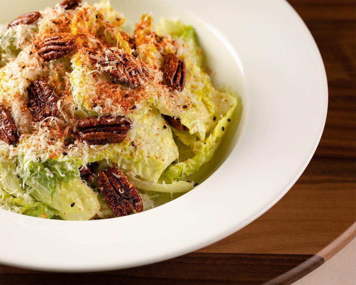 Deliciosa ensalada Cesar con crotones y vinagreta de la casa.