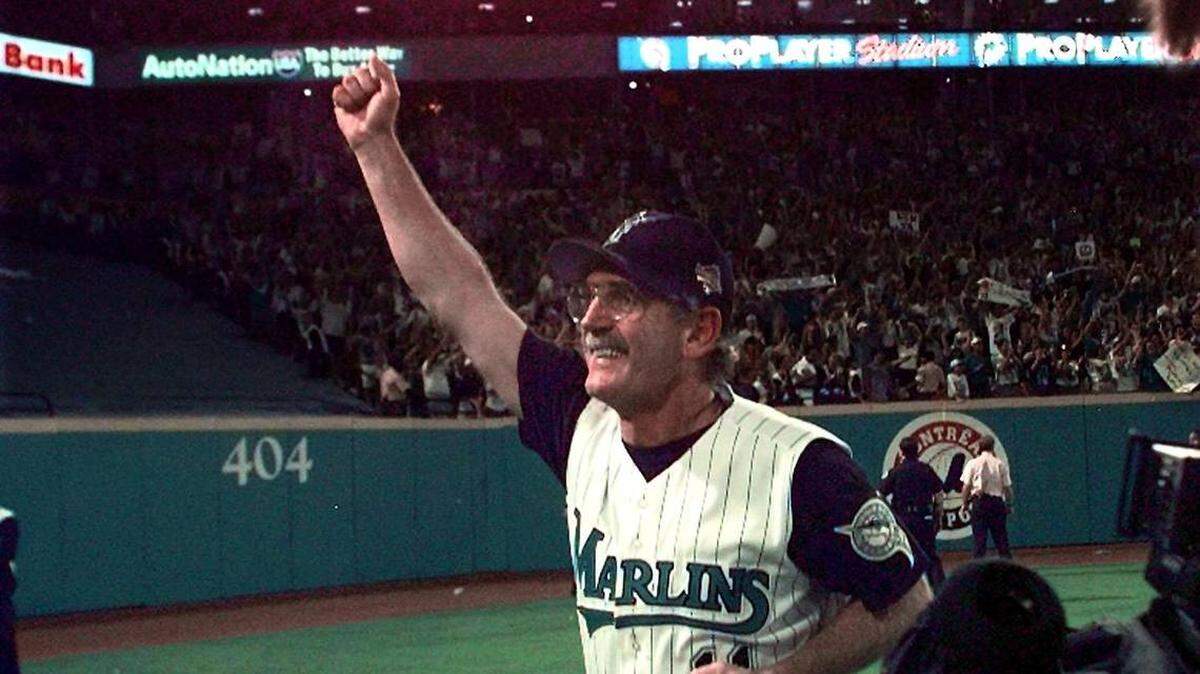 En esta foto de archivo del 26 de octubre de 1997, el manager de los Marlins, Jim Leyland, recorre el terreno del Pro Player Stadium después de ganar la Serie Mundial.