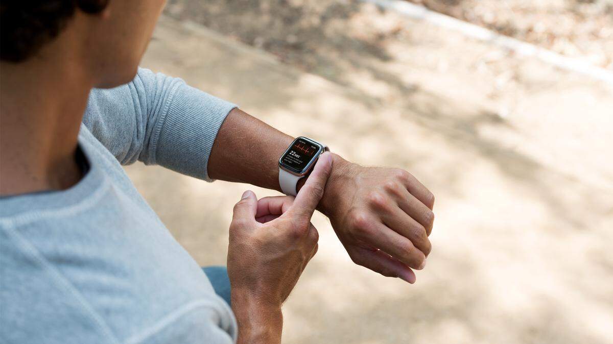 Apple ha construido rastreadores de aptitud física en sus dispositivos durante años, pero entró a una nueva fase de monitoreo de cuidado de salud cuando añadió una aplicación de electrocardiograma (ECG) a su Smart Watch hace cerca de un año.