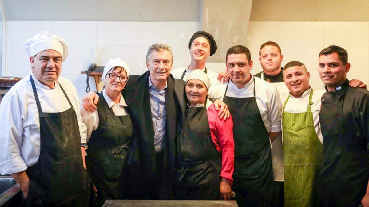 El presidente de Argentina, Mauricio Macri, junto a los cocineros del restaurante Parados Urban Food.