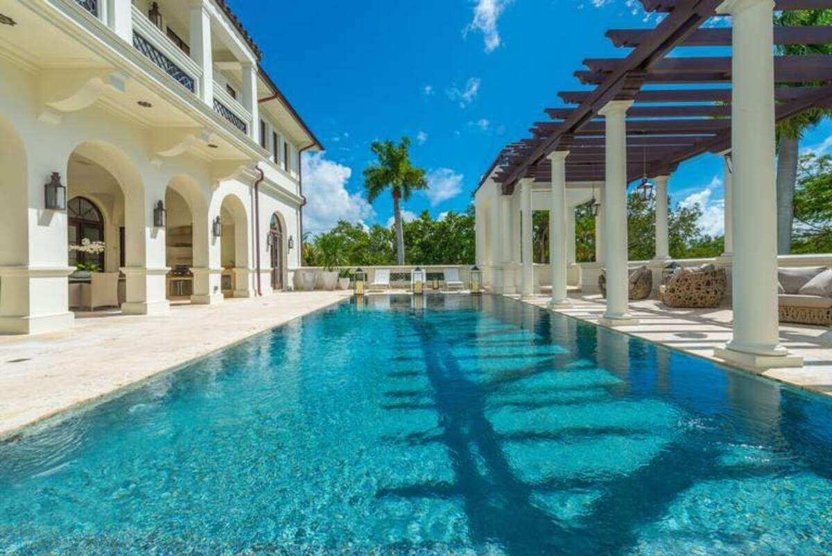 La piscina estuvo hace poco en las noticias cuando Evelyn Lozada se retrató en esta y se especuló que era novia de Anthony.
