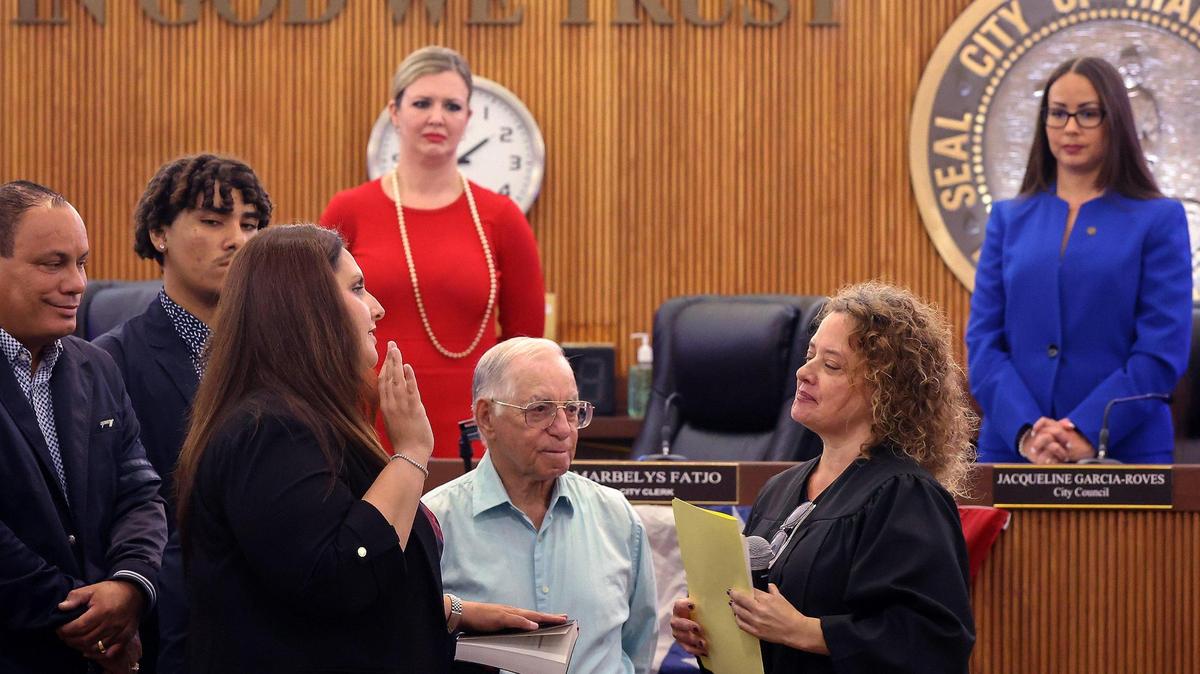 Angélica Pacheco, segunda desde la izquierda, presta juramento durante la ceremonia de juramentación del Concejo de Hialeah, luego de vencer a la titular Vivian Casáls-Muñoz. El lunes 13 de noviembre de 2023 en Hialeah, Florida.
