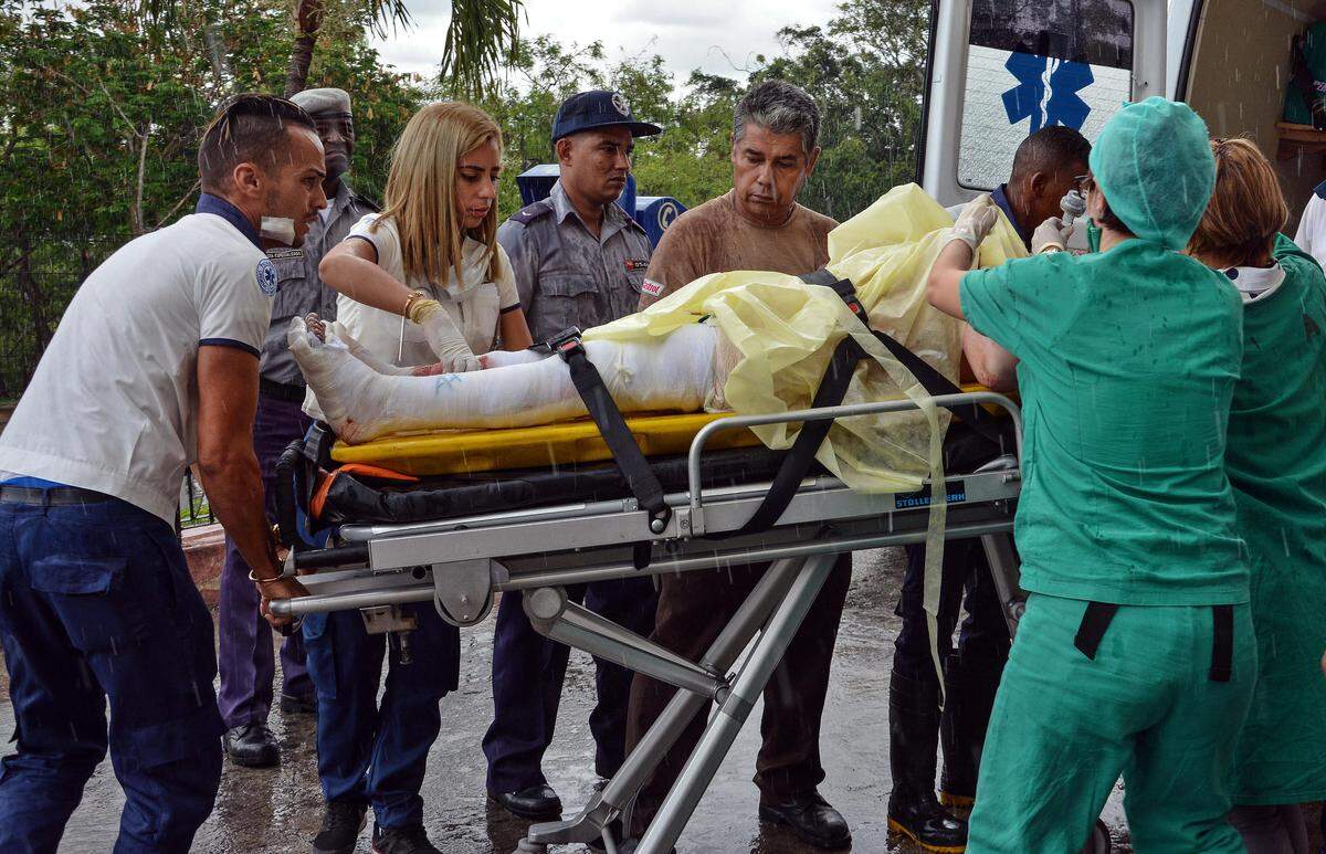 Una sobreviviente del avión Boeing-737 que se estrelló poco después de despegar del aeropuerto José Martí de La Habana (Cuba), es transportada este viernes 18 de mayo de 2018, en el hospital Calixto García de La Habana (Cuba).