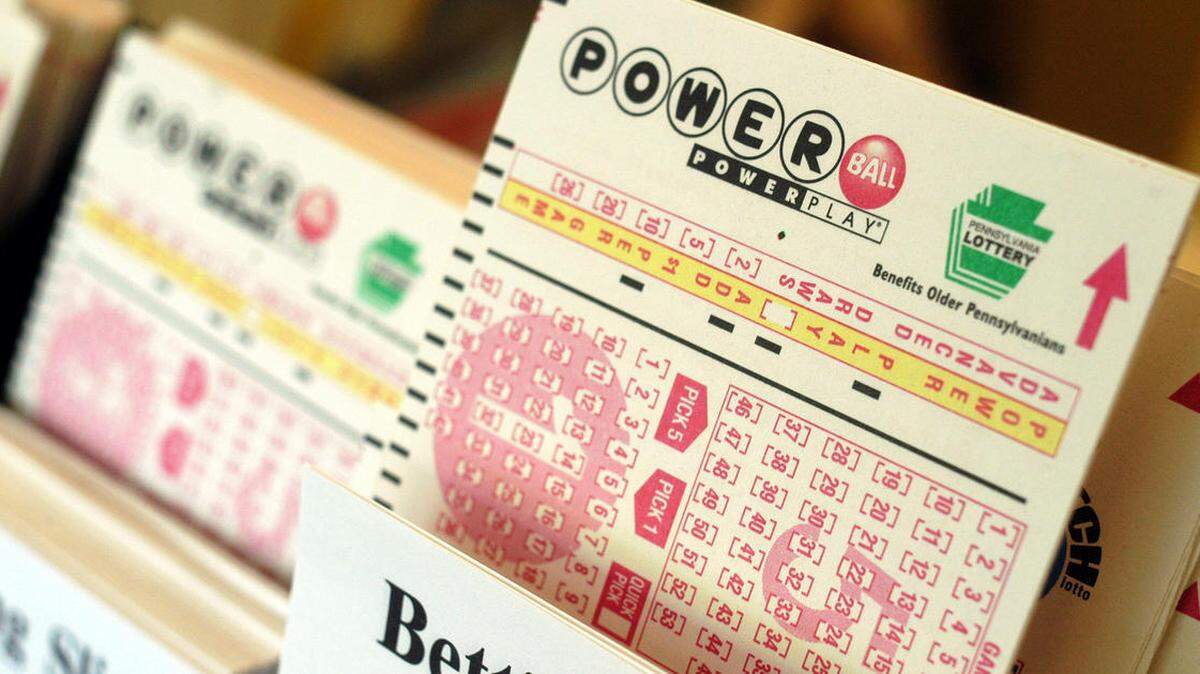 El premio gordo del Powerball sube a $925 millones después que el miércoles nadie acertó los seis números. 