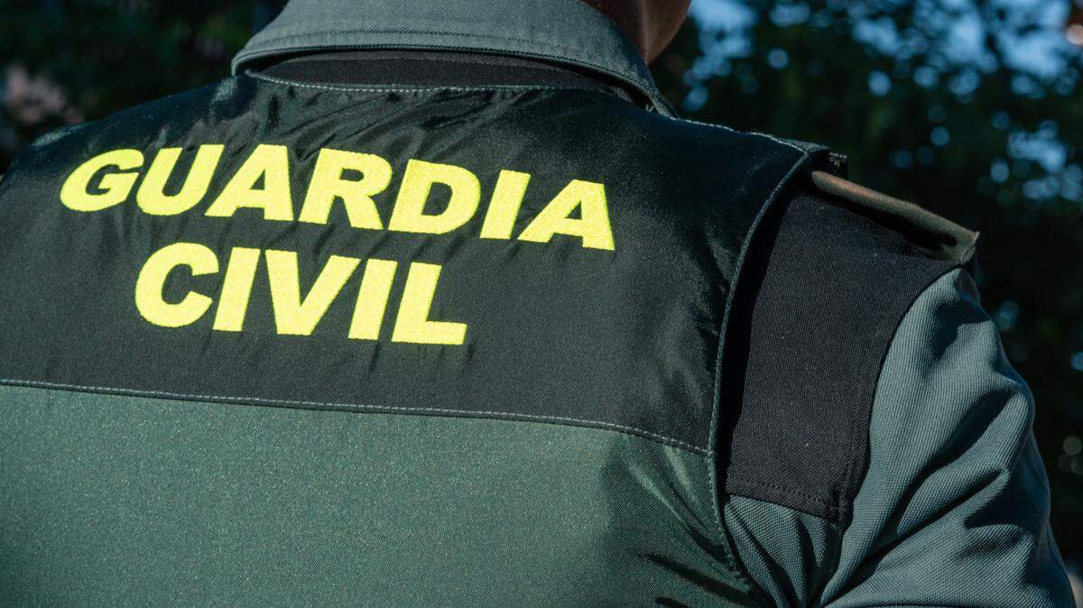 Un agente de la Guardia Civil durante el minuto de silencio por el asesinato de un menor, en la puerta del Ayuntamiento de Mocejón, a 18 de agosto de 2024, en Mocejón, Toledo, Castilla-La Mancha (España). 