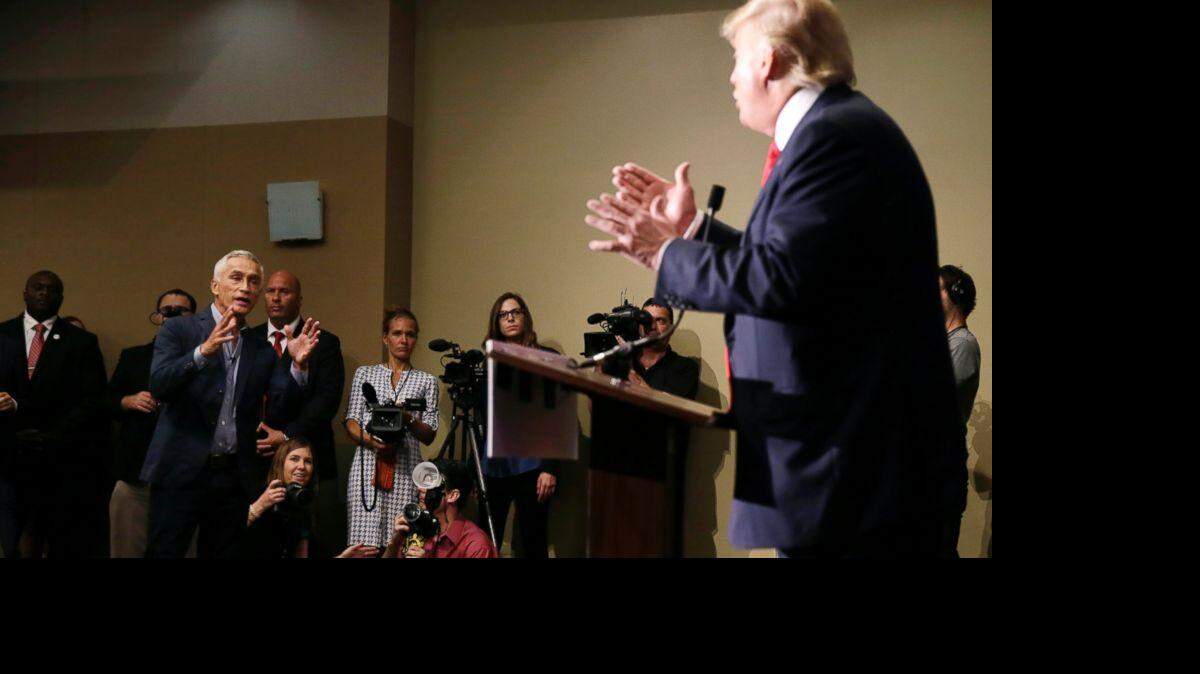 Jorge Ramos, presentador de la cadena con sede en Miami, se puso de pie y comenzó a realizar preguntas a Donald Trump.