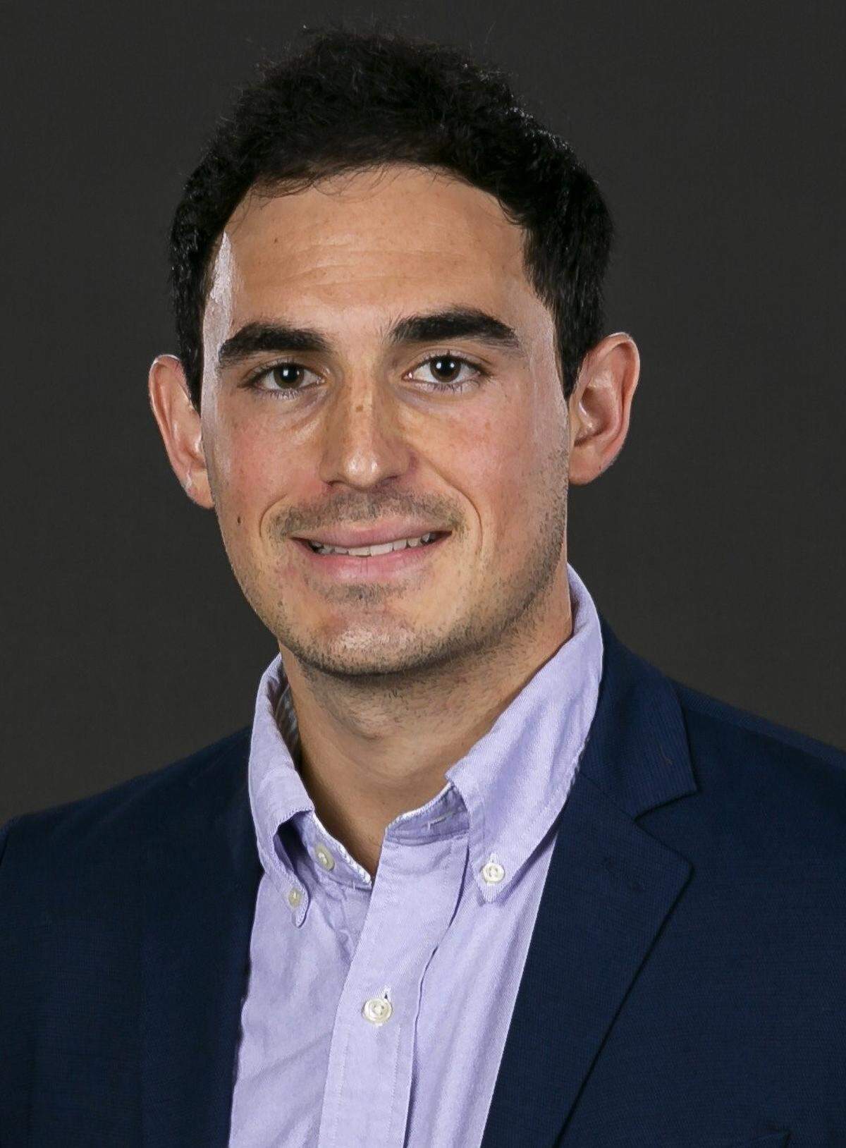 Hialeah City Council member Oscar de la Rosa has requested an internal investigation of the fees business owners paid to get business licenses that the county had told the city not to issue because of a lack of sewage capacity.