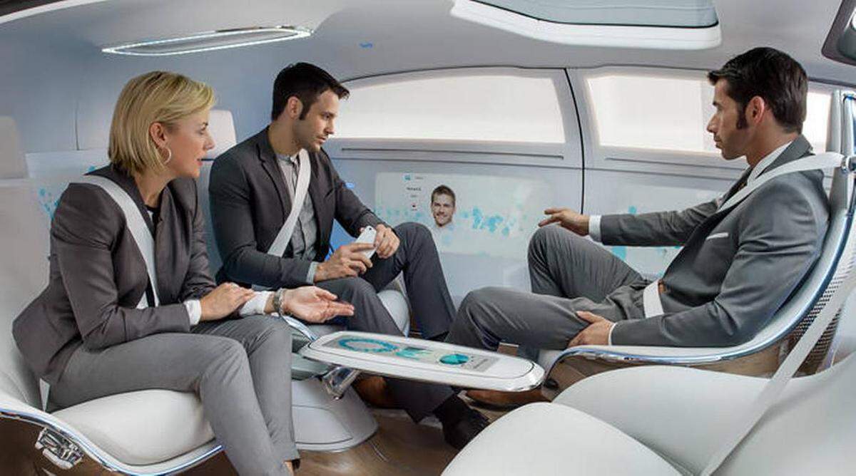 El interior del Mercedes-Benz F015 autónomo. Los pasajeros podrán usar su tiempo libre para relajarse o trabajar como les plazca.