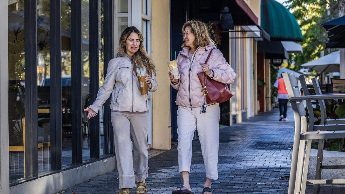 Las bajas temperaturas no impidieron que Allison (izquierda) y Cynthia Trescott dieran un paseo tomando café por Miracle Mile en Coral Gables, mientras Miami despertaba a una de sus vísperas de Año Nuevo más frías en décadas, el miércoles 31 de diciembre de 2025.