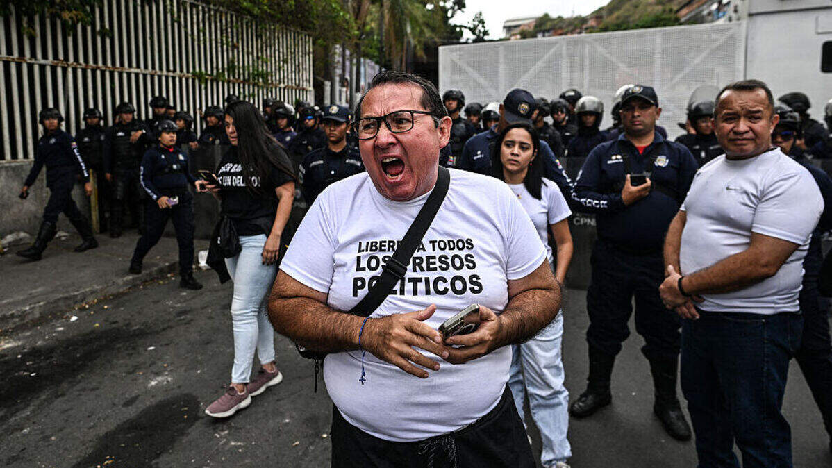 Familiares de presos políticos venezolanos protestan para exigir su liberación, frente a la cárcel de El Helicoide, en Caracas, el miércoles 3 de junio de 2026.