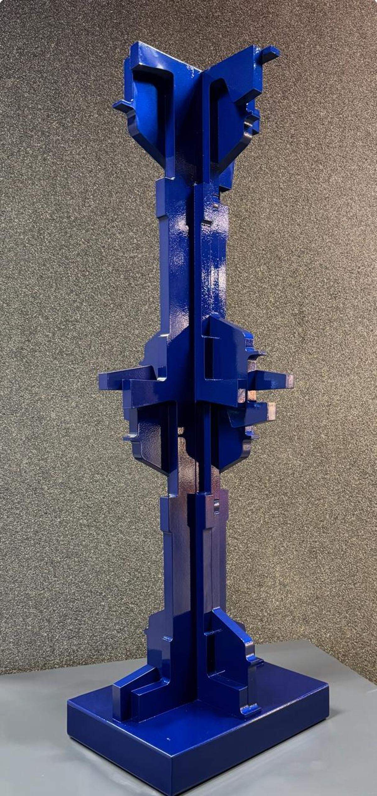 “Monument 4”, 2019, acrílico sobre PVC, 54.5 x 16.25 x 13.5 pulgadas.