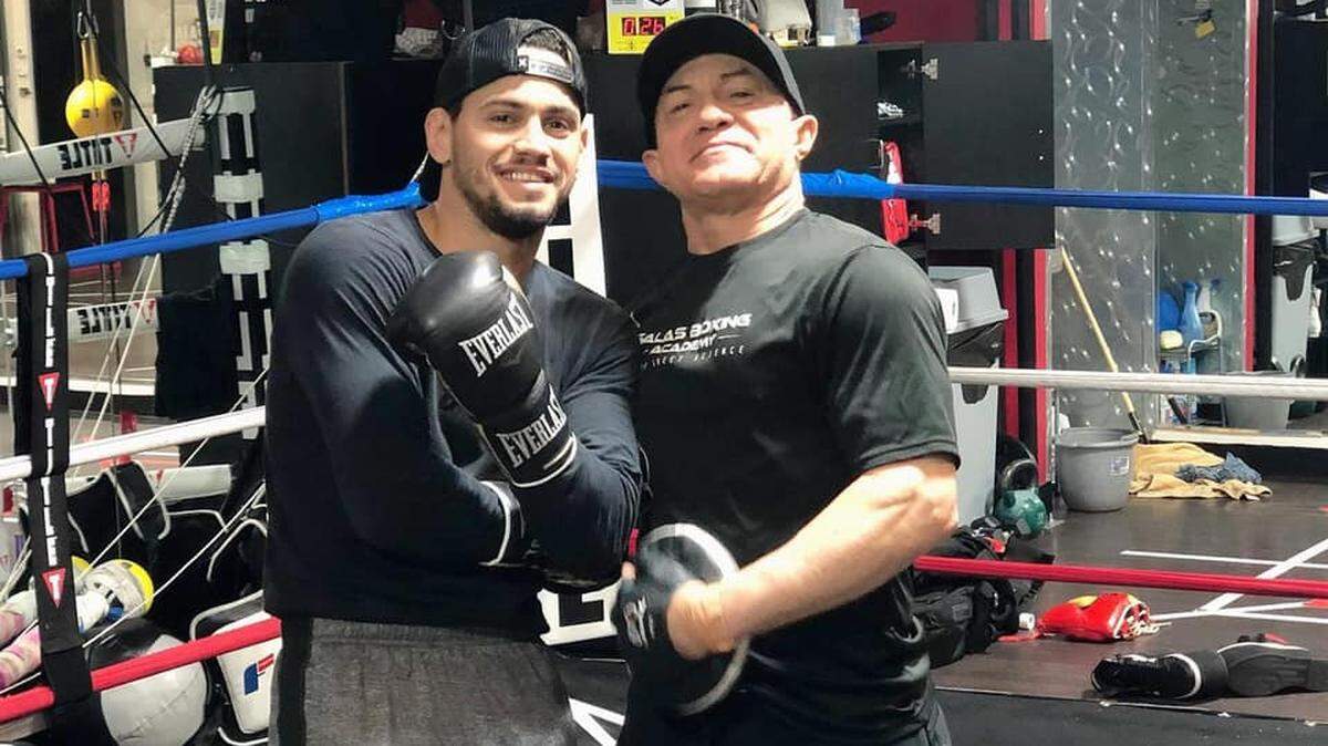Robeisy Ramírez junto al profesor Ismael Salas en Las Vegas.