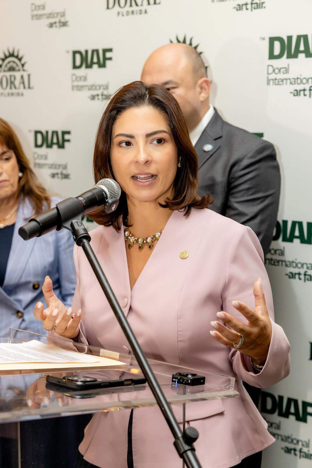 La alcaldesa de Doral, Christi Fraga, habla durante el anuncio de la Doral International Art Fair (DIAF) 2026 el 4 de junio de 2026.