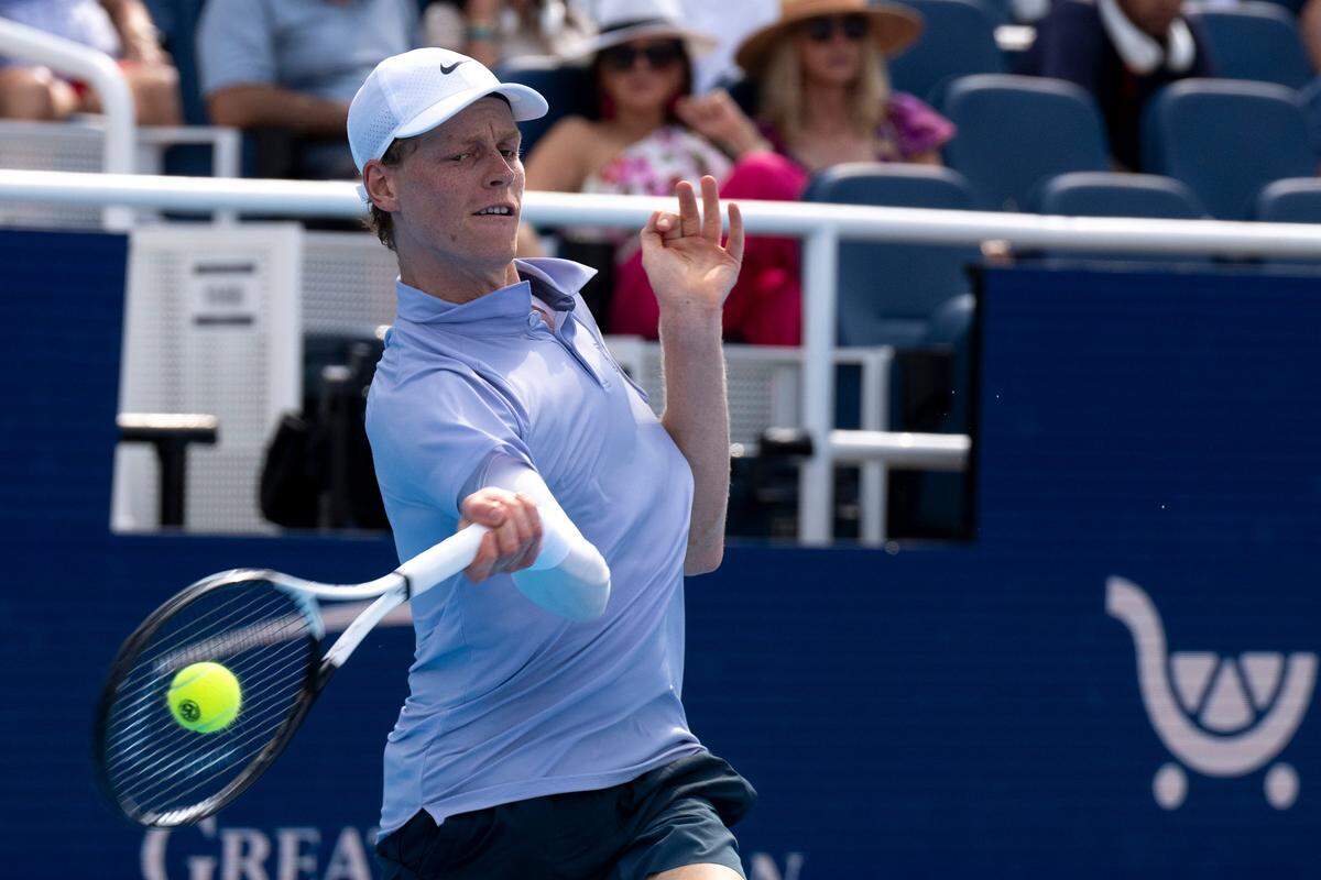 El italiano Jannik Sinner devuelve una pelota en el partido ante el francés Terence Atmane en el Masters 1000 de Cincinnati, celebrado el 16 de agosto de 2025 en Cincinnati.