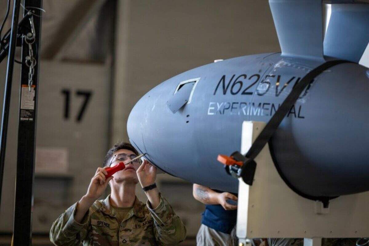 Fotografía cedida que muestra un soldado ensamblando un vehículo aéreo no tripulado.