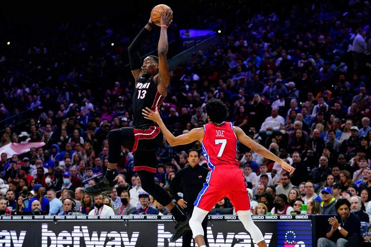 El jugador del Heat Bam Adebayo atrapa un pase ante la marca de Isaiah Joe, de los 76ers, en el partido celebrado el 21 de marzo de 2022 en Filadelfia.