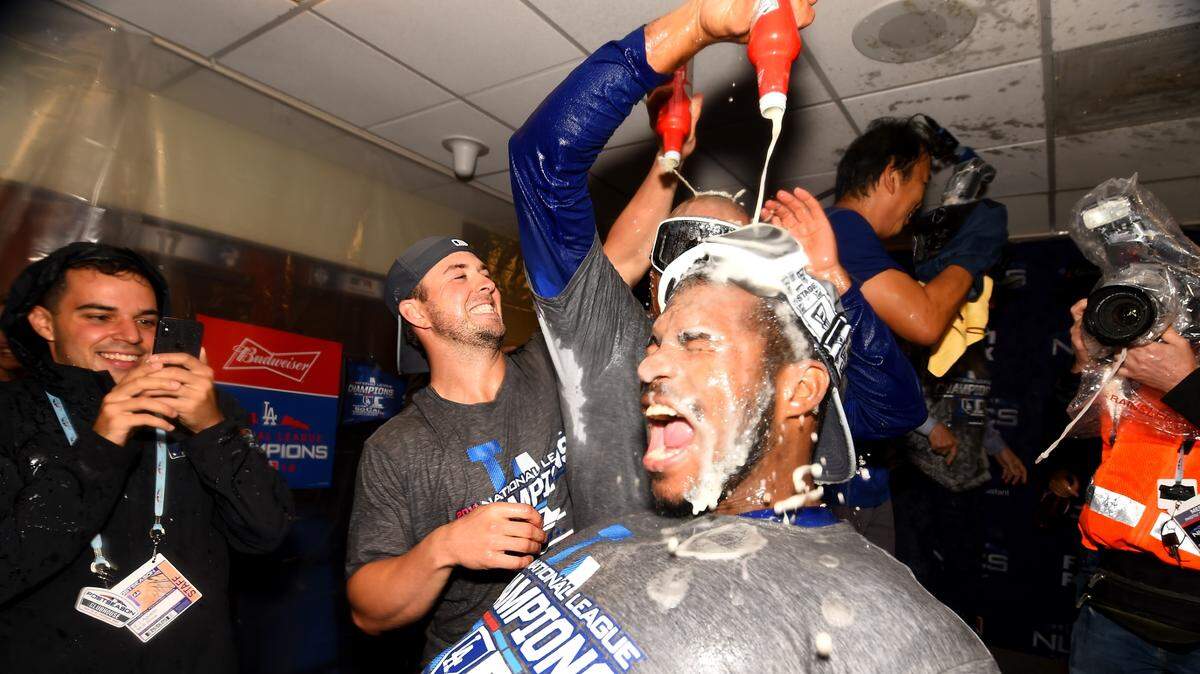 El jardinero de los Dodgers Yasiel Puig celebra el triunfo de su equipo ante los Cerveceros y el pase a la Serie Mundial, el 20 de octubre de 2018 en Milwaukee.