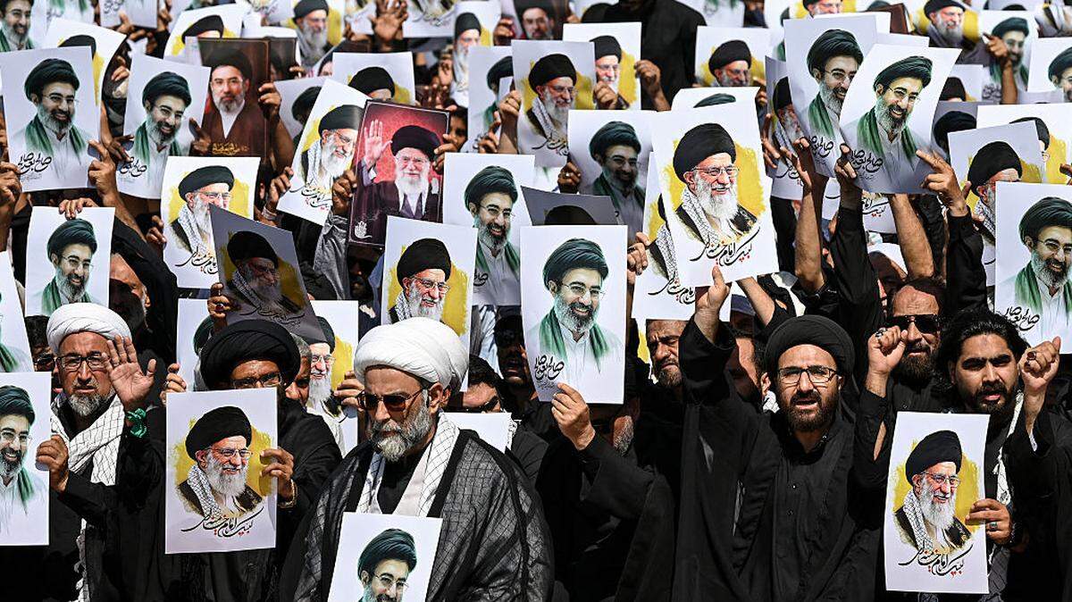 Musulmanes chiítas con retratos del líder supremo iraní asesinado, Alí Jamenei, y de su hijo, el nuevo líder supremo del país, Mojtaba Jamenei, gritan consignas contra Estados Unidos e Israel durante la procesión de Youm-e-Ali en Karachi, el miércoles 11 de marzo de 2026, en conmemoración del aniversario de la muerte del imán Alí, yerno del profeta Mahoma.