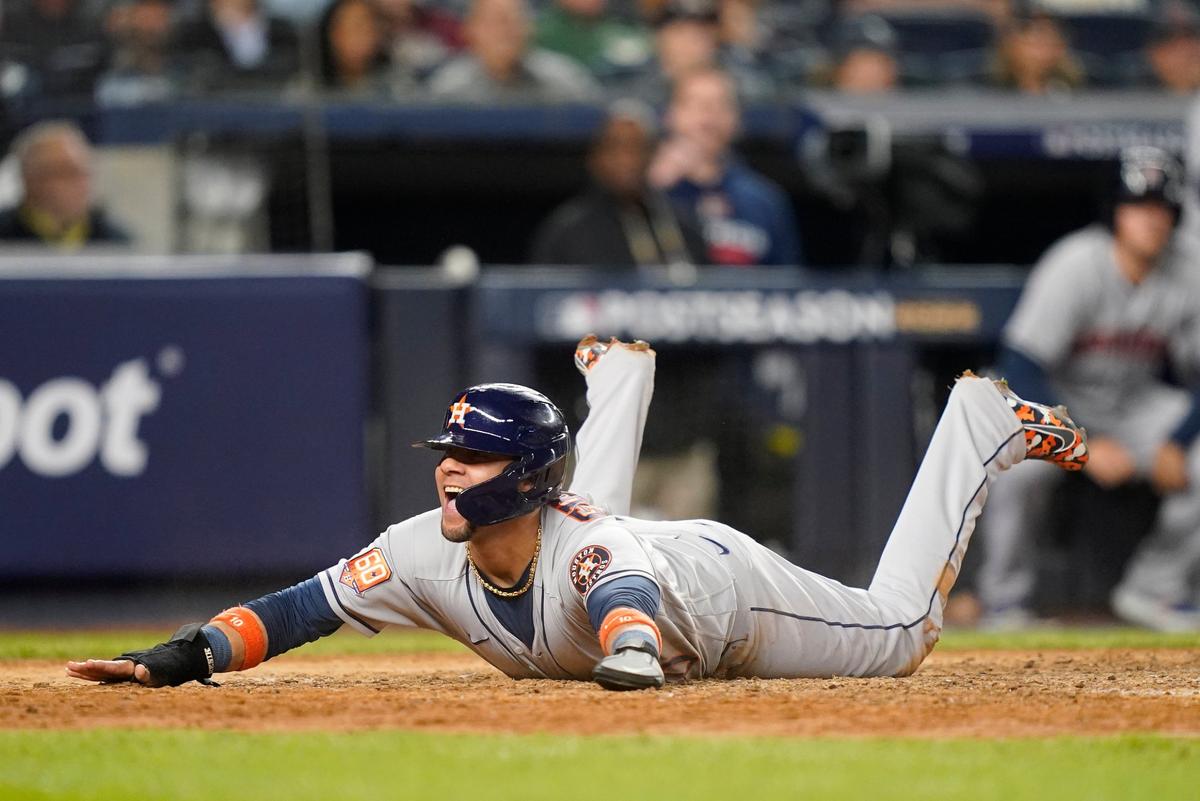 Yuli Gurriel se desliza en home en el sexto inning contra los Yankees, en el tercer juego de la Serie de Campeonato de la Liga Americana, celebrado el 22 de octubre de 2022 en Nueva York.