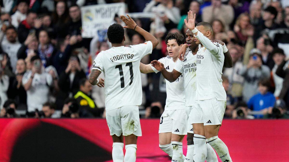 El delantero del Real Madrid Vinicius Jr. (segundo de der. a izq.) celebra con sus compañeros de equipo tras anotar un gol ante el Rayo Vallecano, en el partido de la liga española celebrado el 9 de marzo de 2025 en Madrid.