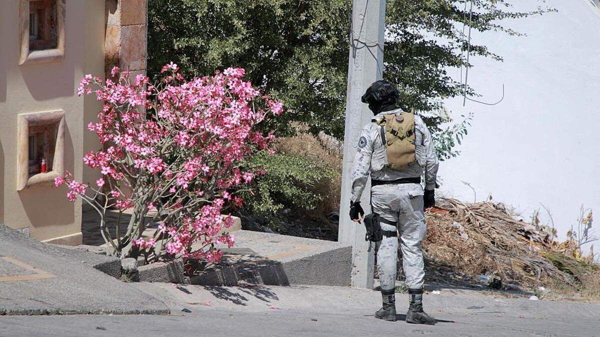 Un soldado de la Guardia Nacional permanece de pie a las afueras de una clínica de rehabilitación para drogadictos tras un ataque armado que dejó nueve muertos y cinco heridos, según informó el gobierno local de Culiacán, en el estado de Sinaloa, México, el 7 de abril de 2025.