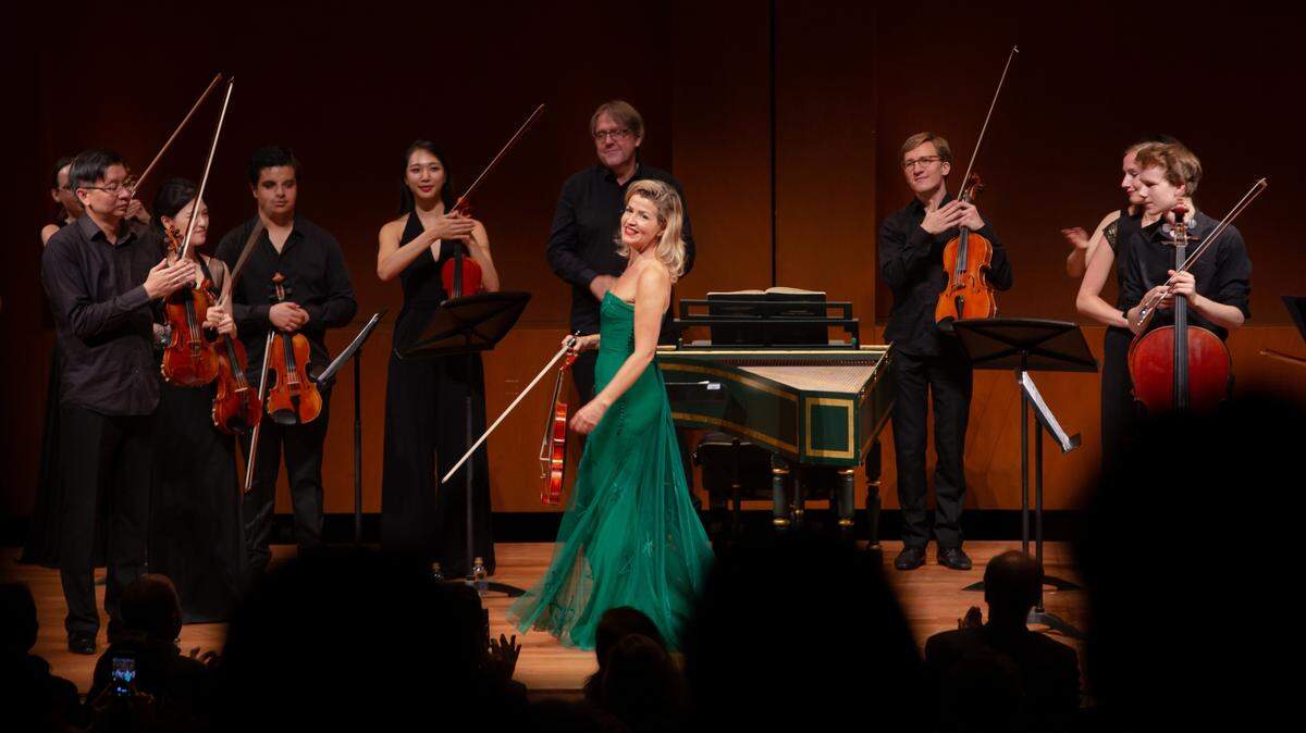 Anne-Sophie Mutter (al centro) y los Mutter-Virtuosi se presentaron en el Adrienne Arsht Center.